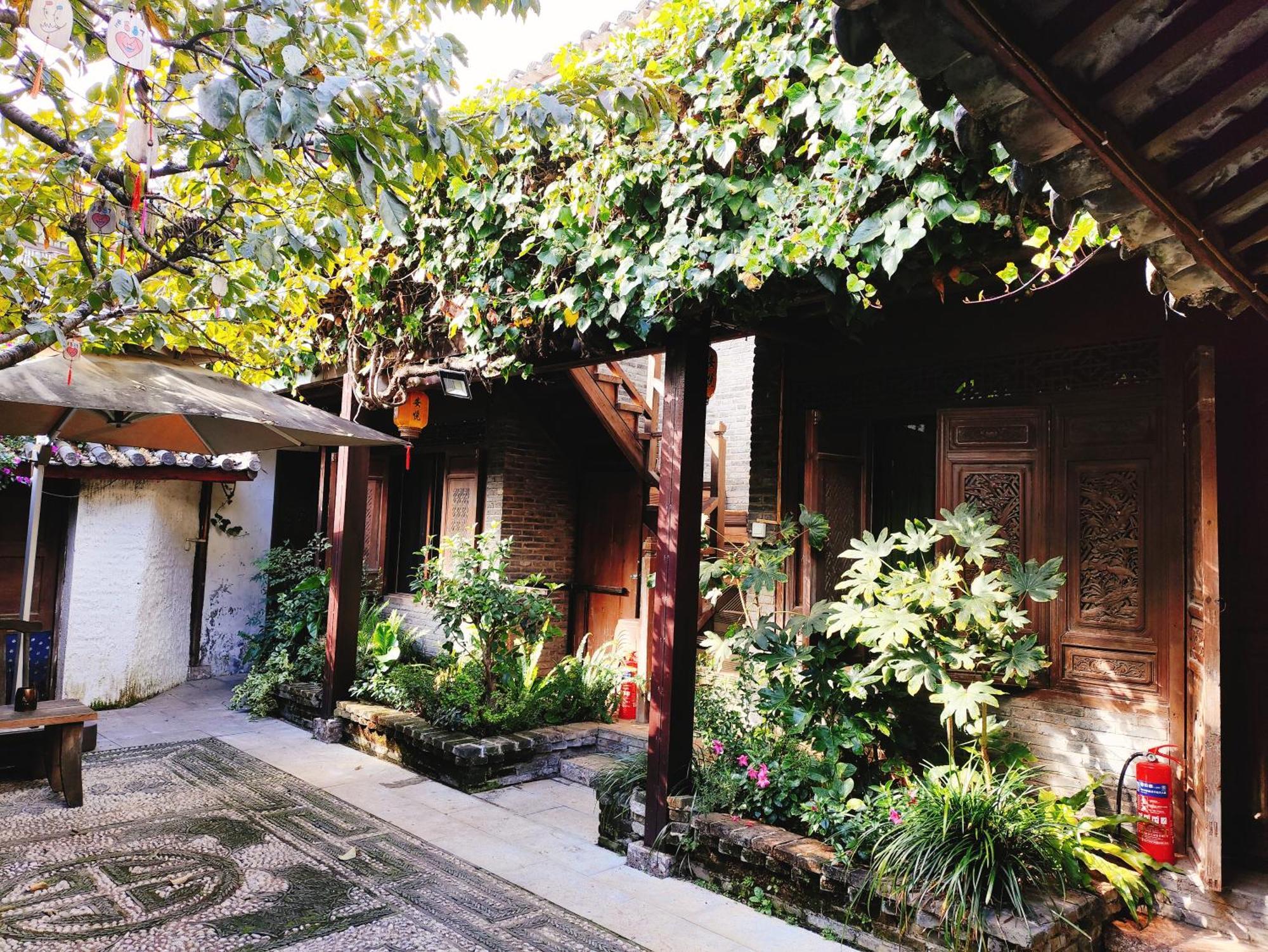 Big Tree Guesthouse - Naxi Old Style Lijiang  Zewnętrze zdjęcie