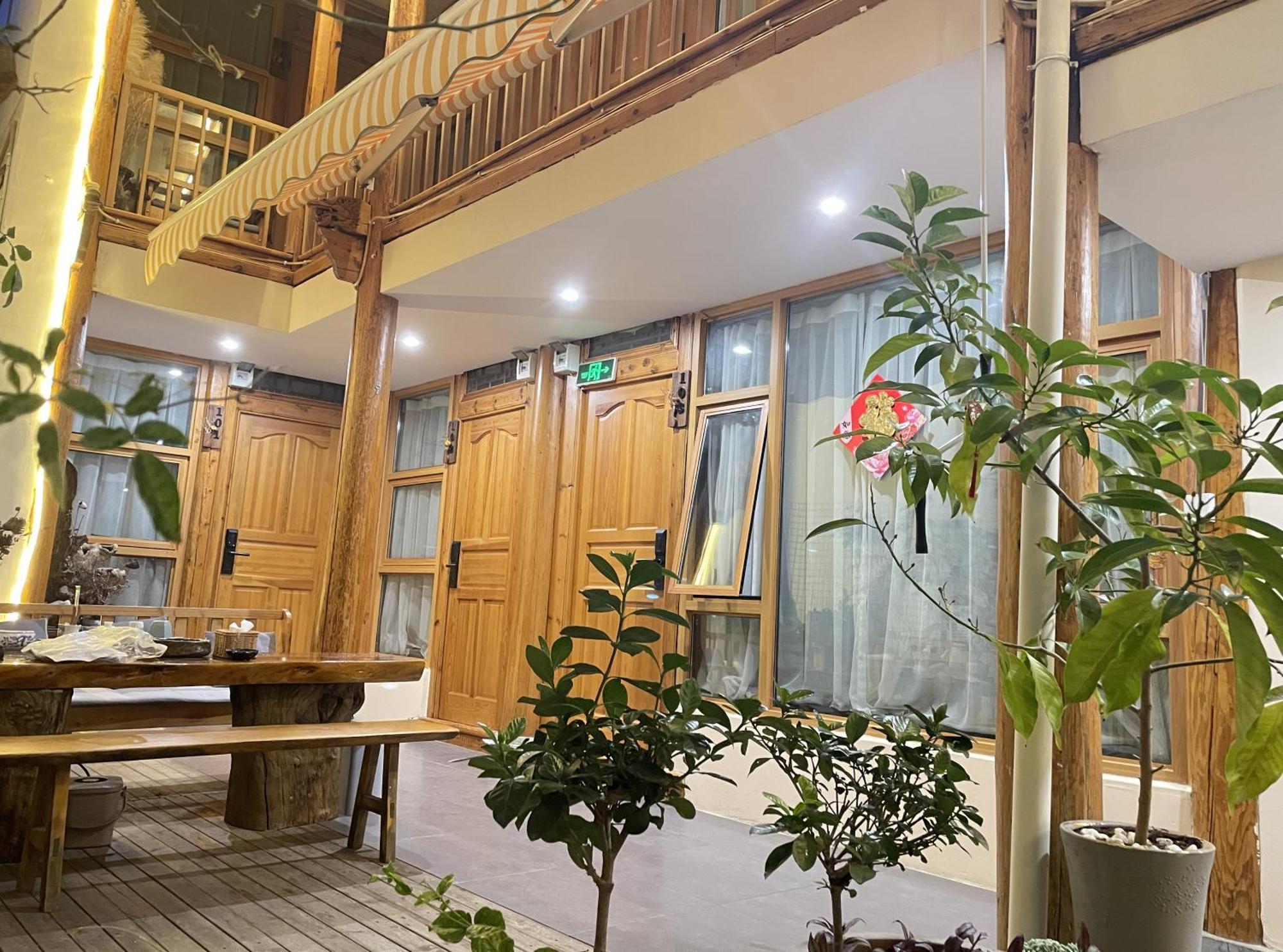 Big Tree Guesthouse - Naxi Old Style Lijiang  Zewnętrze zdjęcie